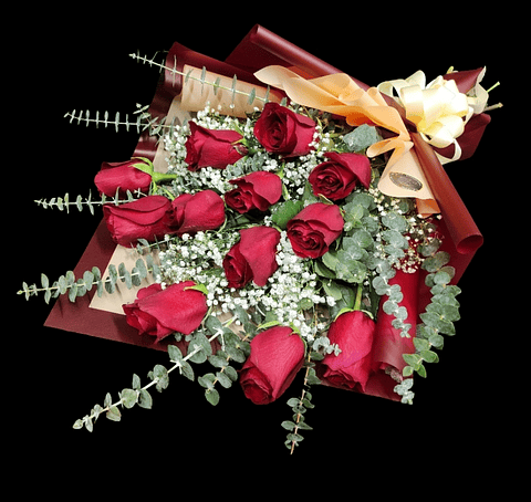 Ramo tendido de 12 rosas rojas.