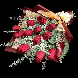 Ramo tendido de 12 rosas rojas.