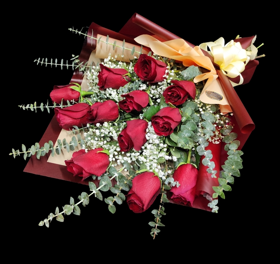 Ramo tendido de 12 rosas rojas. 1