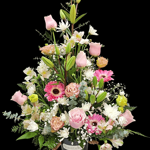 Vertical de rosas rosadas en balde metálico 