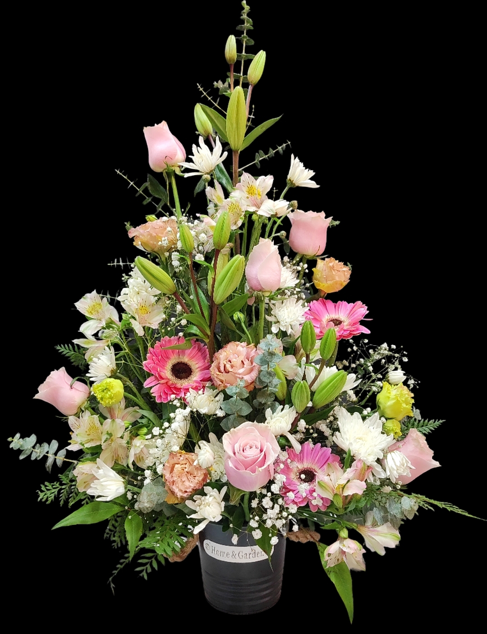 Vertical de rosas rosadas en balde metálico  1