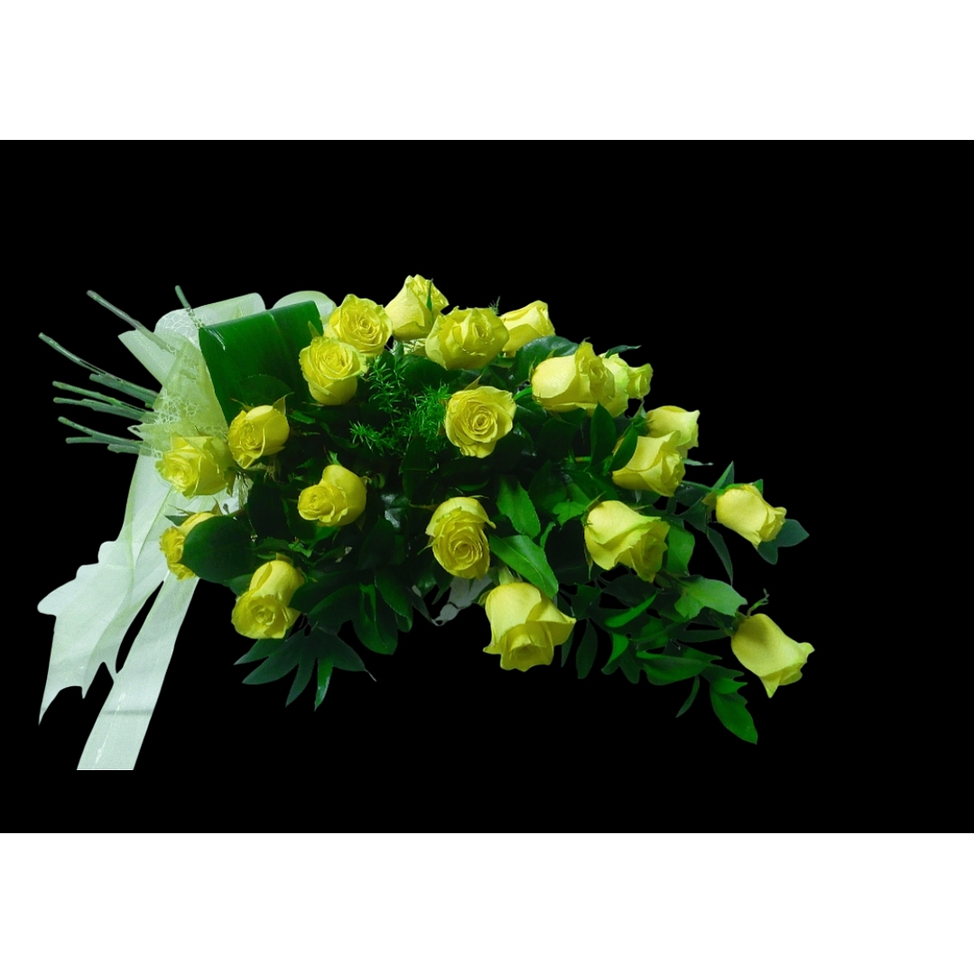 Ramo tendido en base de 24 rosas amarillas  1