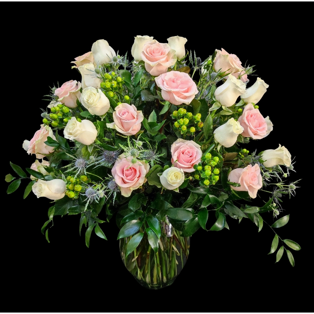 Florero de 50 rosas blancas y rosadas  1