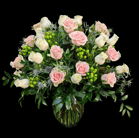 Florero de 50 rosas blancas y rosadas 