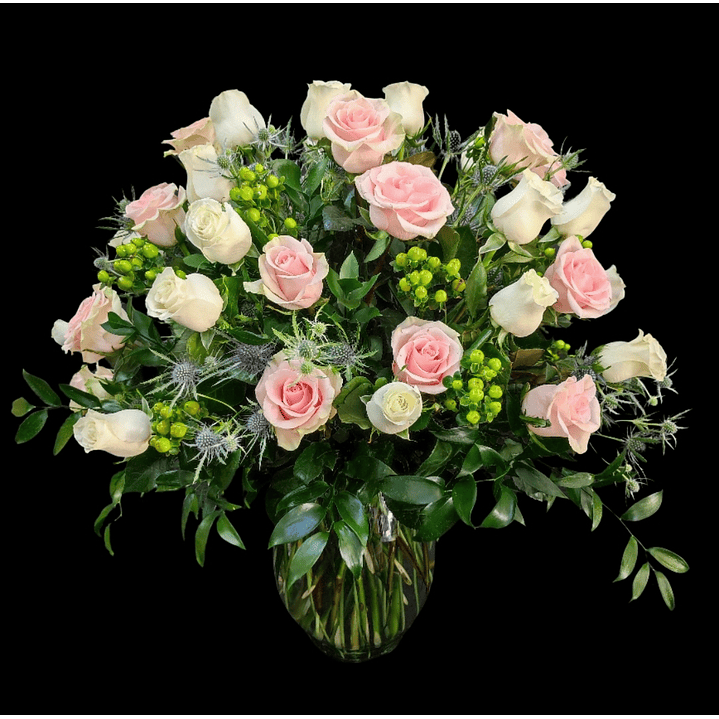 Florero de 50 rosas blancas y rosadas  1