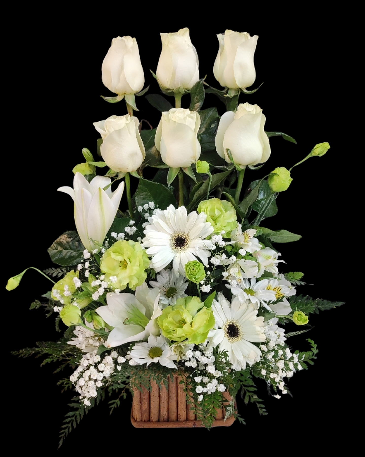 Paralelo de rosas blancas en base de madera 1