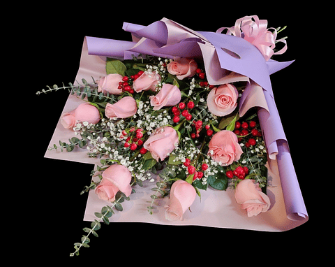 Ramo de 12 rosas e hipericos 