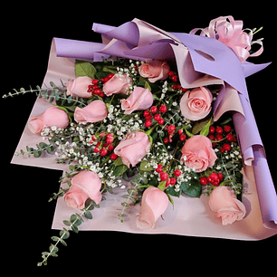 Ramo de 12 rosas e hipericos 