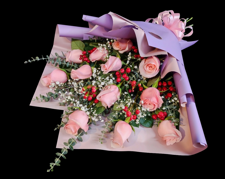 Ramo de 12 rosas e hipericos  1