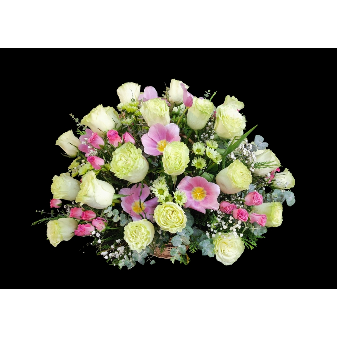 Cesta de 50 rosas, mini rosas y tulipanes  1