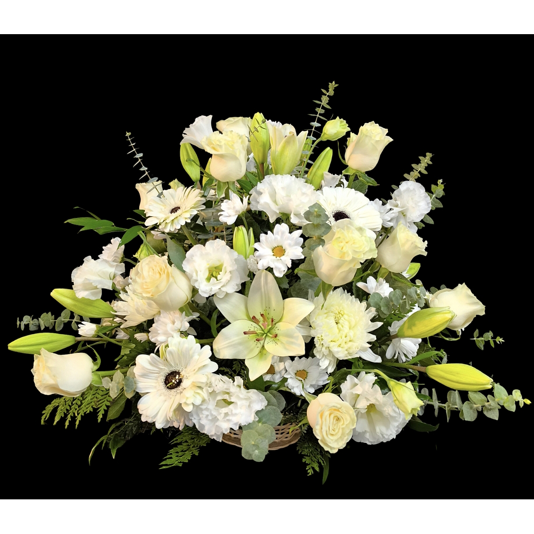 Cesta blanca de rosas y flores de estación  1