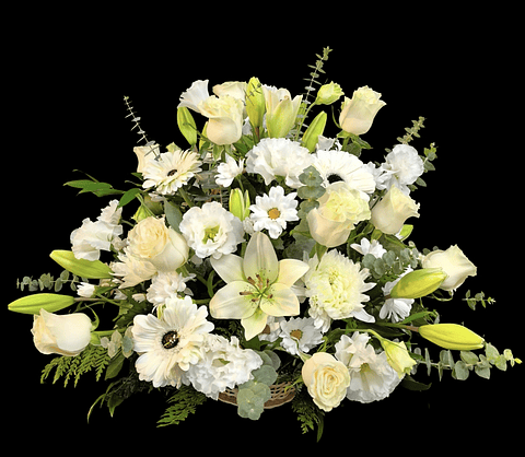 Cesta blanca de rosas y flores de estación 