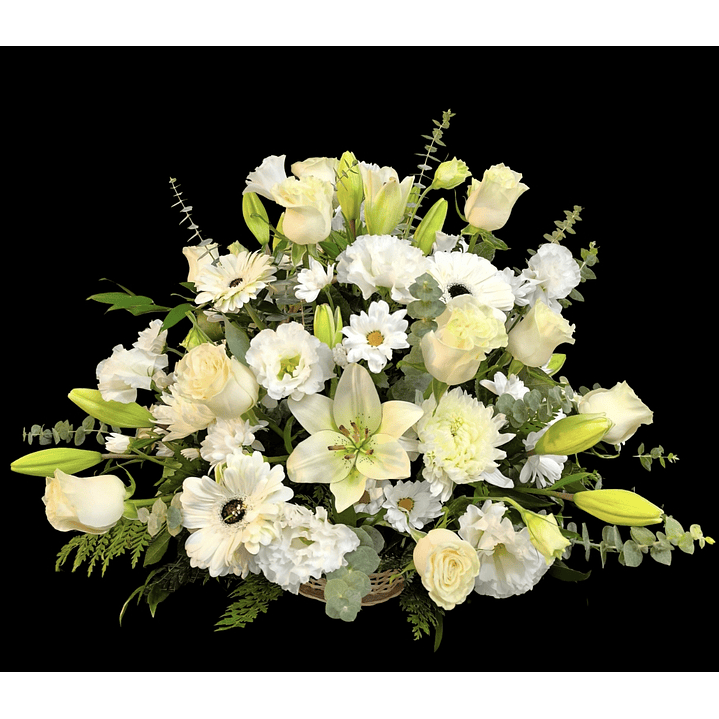 Cesta blanca de rosas y flores de estación  1