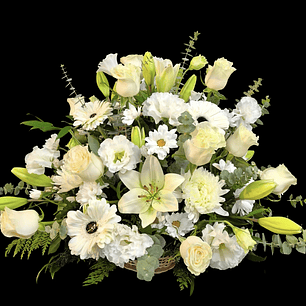 Cesta blanca de rosas y flores de estación 