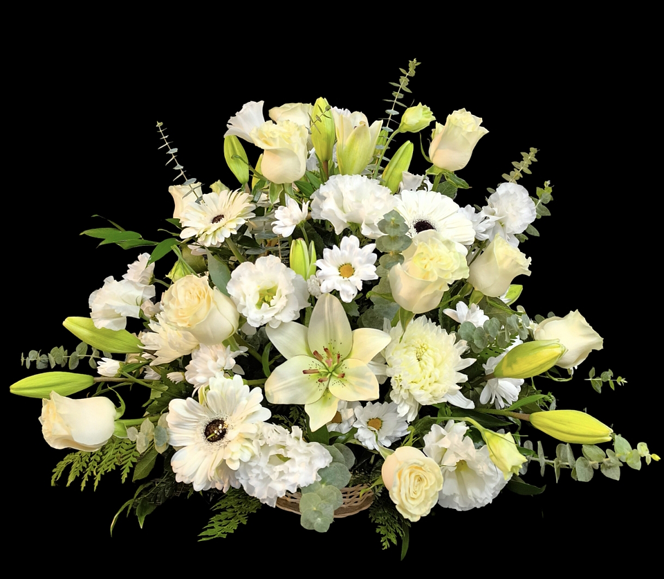 Cesta blanca de rosas y flores de estación  1