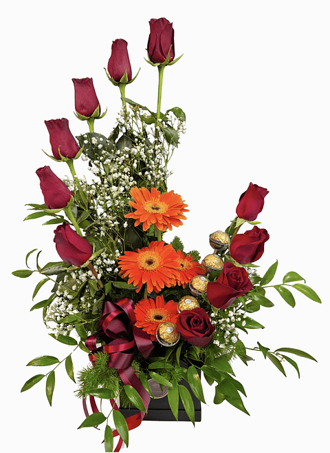 Medialuna de rosas, gerberas  y bombones 