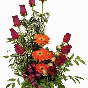 Medialuna de rosas, gerberas  y bombones 