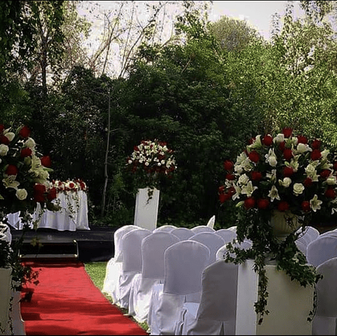 Decoración de iglesia tradicional blanca y roja