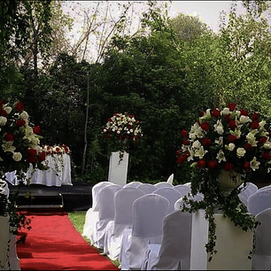 Decoración de iglesia tradicional blanca y roja
