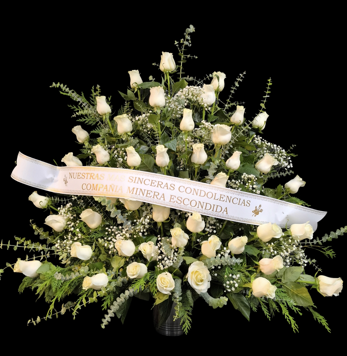 Arrimo de 50 rosas blancas con cinta  1