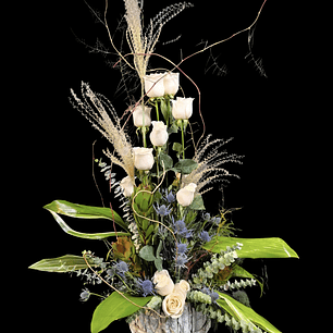 Vegetativo de rosas blancas y leucadendros 