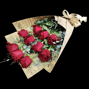 Ramo de 10 rosas en papel kraft