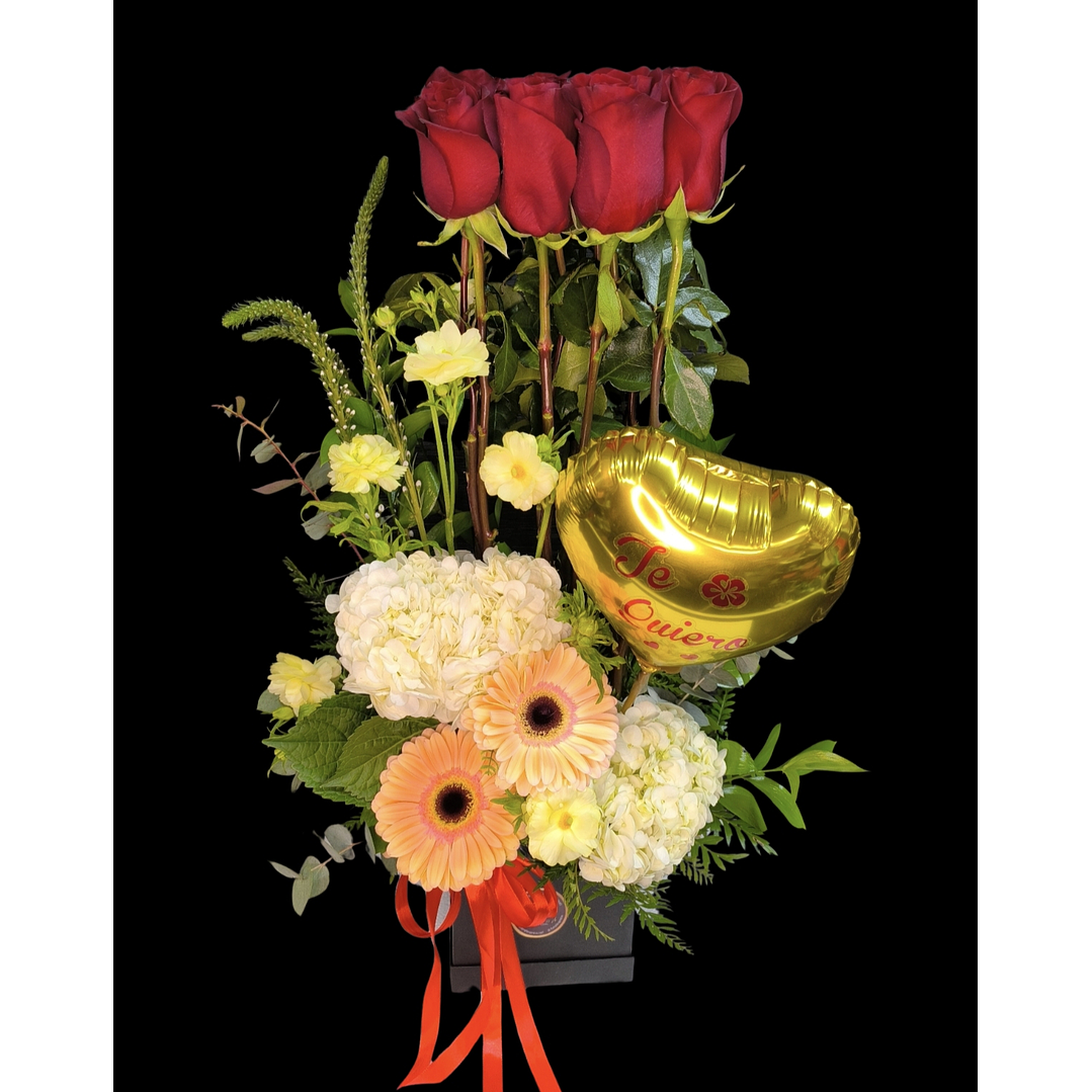 Cubo de 16 rosas rojas y flores de complemento 1