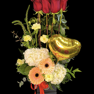 Cubo de 16 rosas rojas y flores de complemento