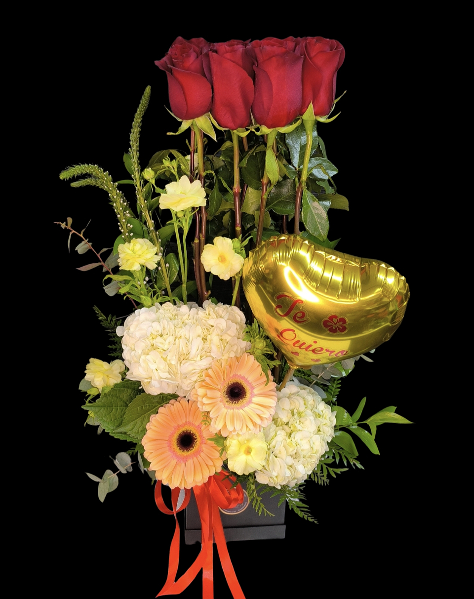 Cubo de 16 rosas rojas y flores de complemento 1