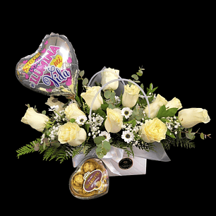 Cartera de rosas blancas, chocolates y globo