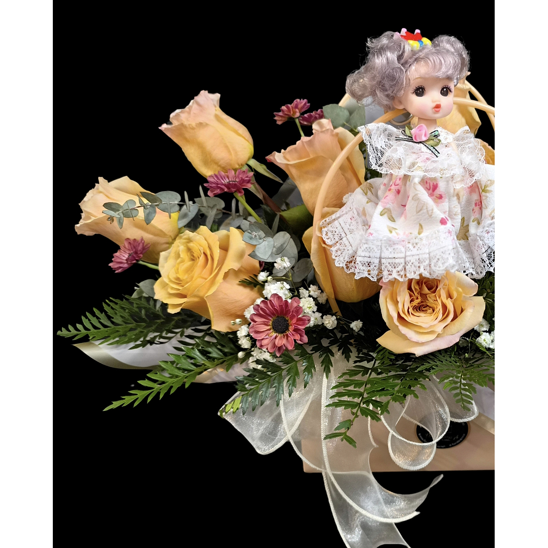 Cartera de rosas pastel con muñeca pequeña  2