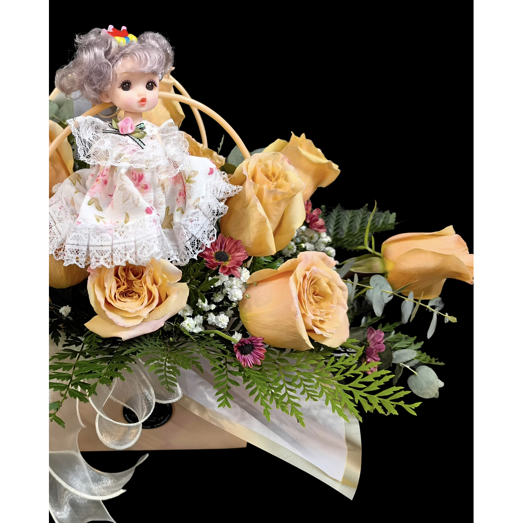 Cartera de rosas pastel con muñeca pequeña  3