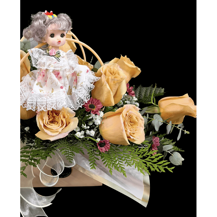 Cartera de rosas pastel con muñeca pequeña  3