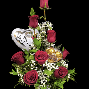 Vertical de rosas rojas bombones y globo metálicos