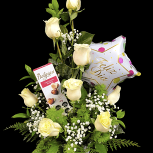 Vertical de rosa blanca con globo y bombones