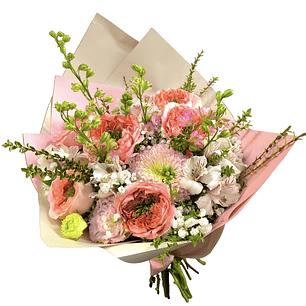 Ramo de rosas garden y delfinium 