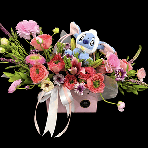 Cartera en tono rosado con llavero de Stitch 