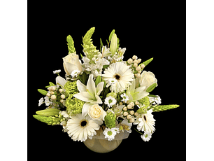 Pecera de flores mixtas surtidas en tonos blancos 