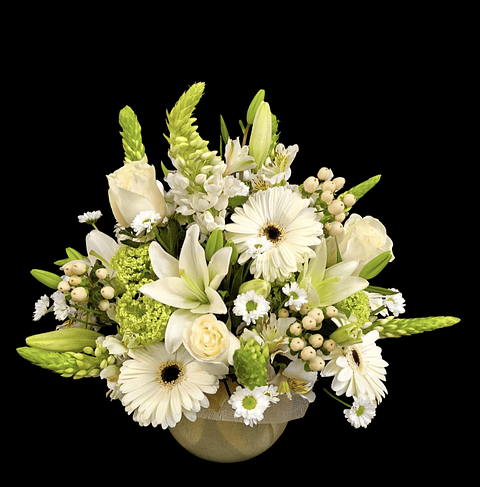 Pecera de flores mixtas surtidas en tonos blancos 