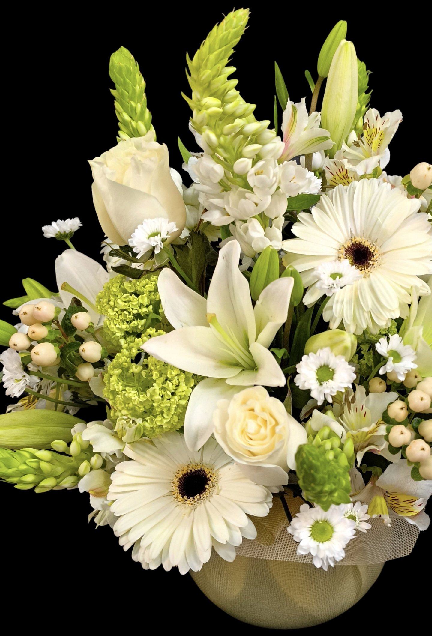 Pecera de flores mixtas surtidas en tonos blancos  2