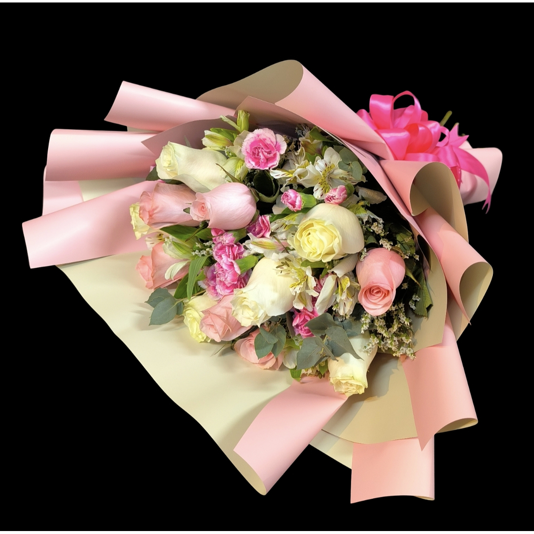 Ramo de 12 rosas blancas y rosadas y flores de complemento  1
