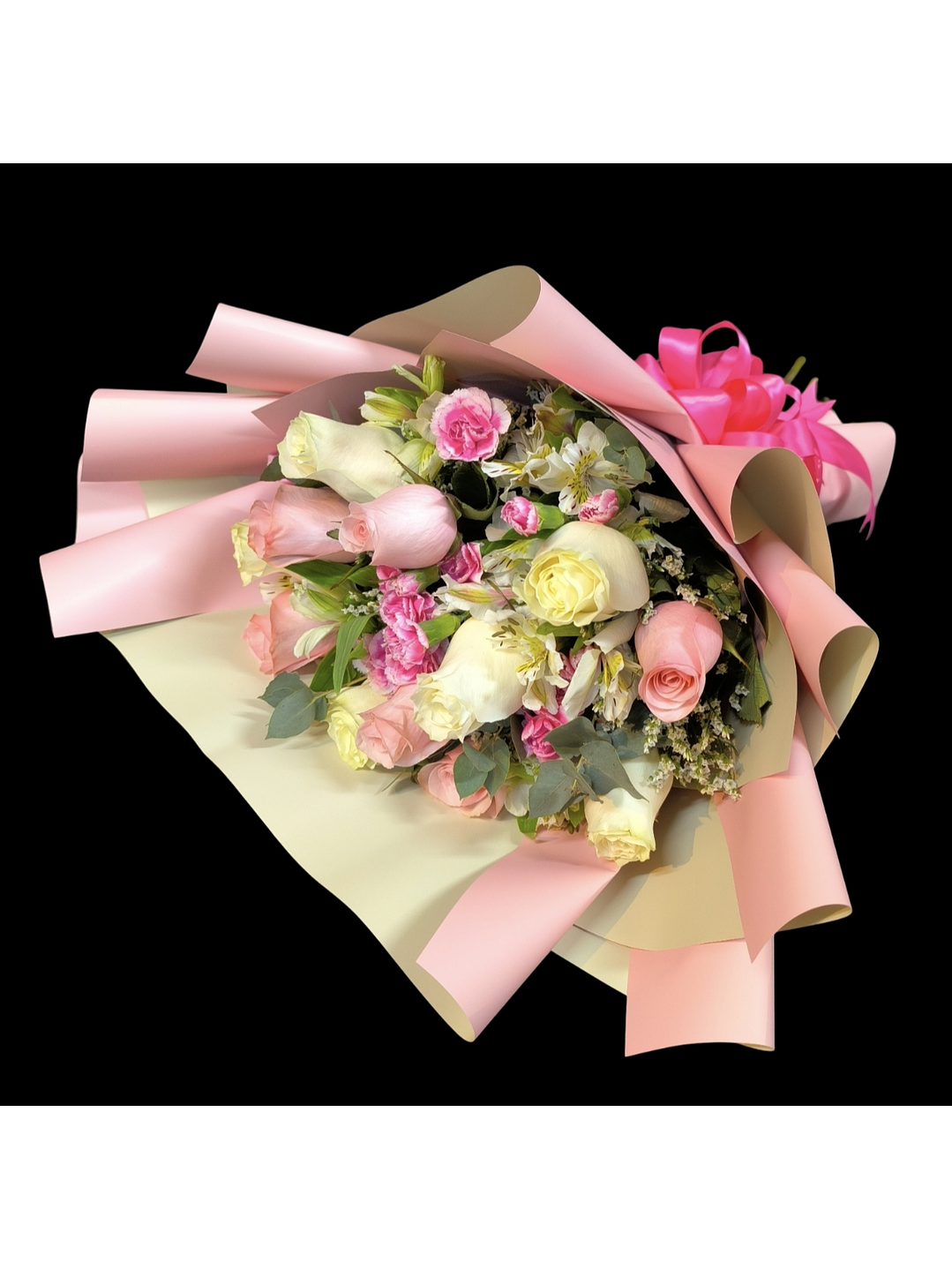 Ramo de 12 rosas blancas y rosadas y flores de complemento  1