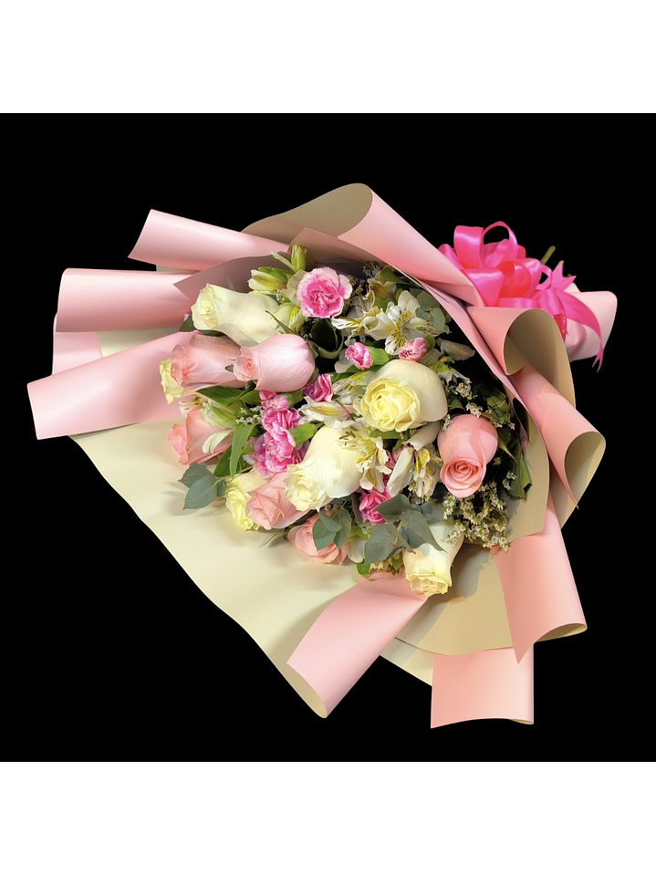 Ramo de 12 rosas blancas y rosadas y flores de complemento  1