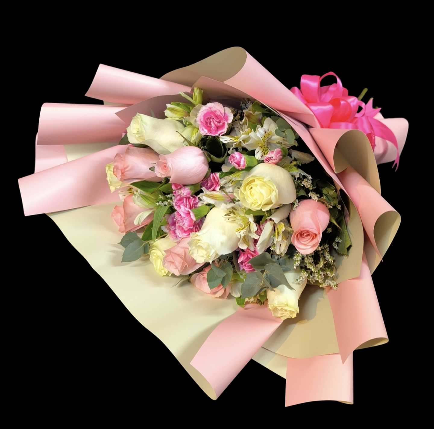 Ramo de 12 rosas blancas y rosadas y flores de complemento  1