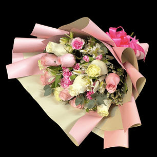 Ramo de 12 rosas blancas y rosadas y flores de complemento 