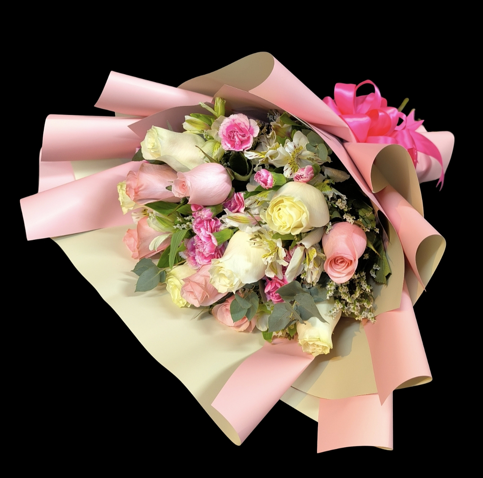 Ramo de 12 rosas blancas y rosadas y flores de complemento  1