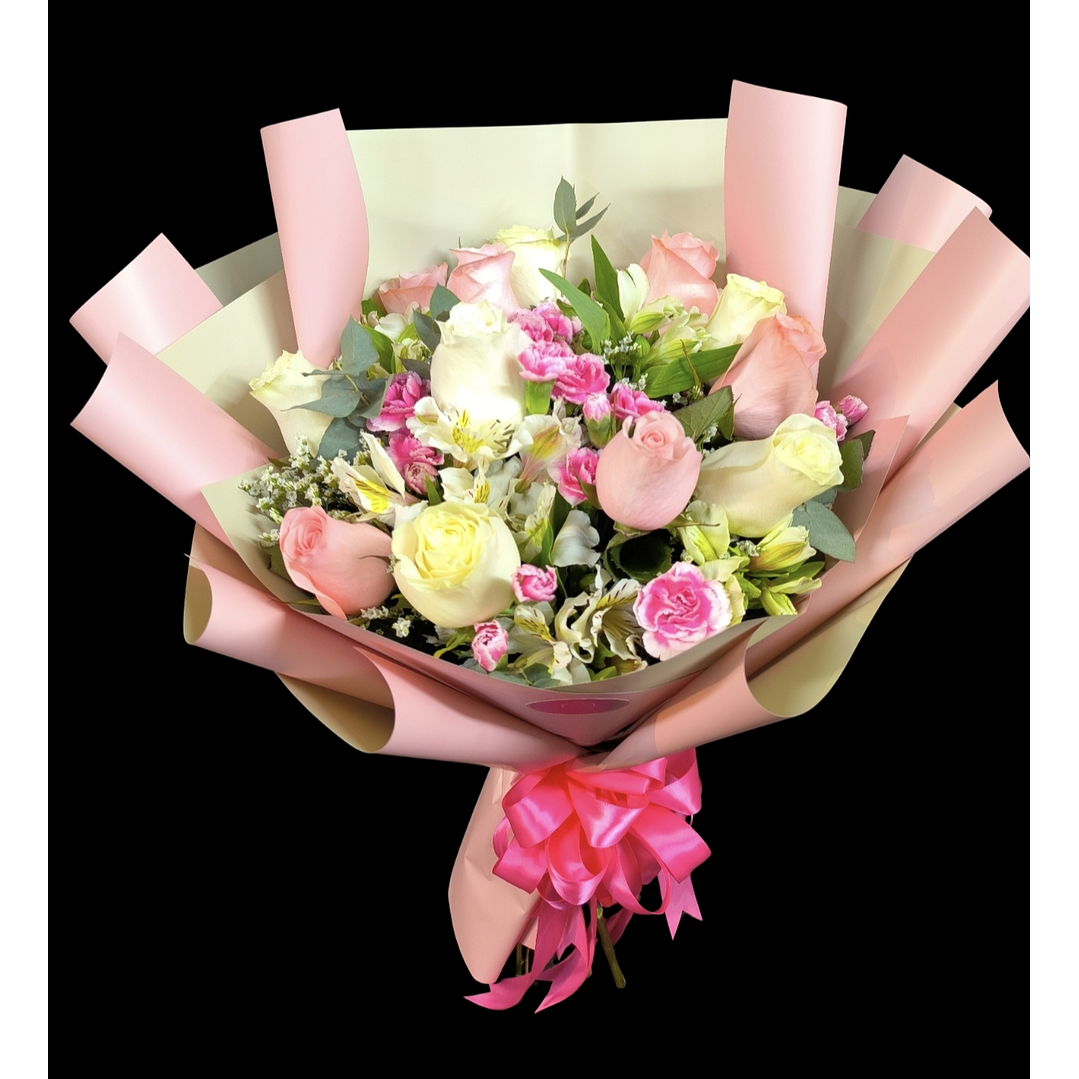 Ramo de 12 rosas blancas y rosadas y flores de complemento  2