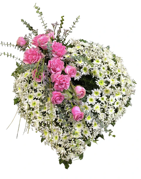 Corazón blanco con moño de rosas rosadas 