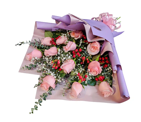 Ramo de 12 rosas e hipericos 