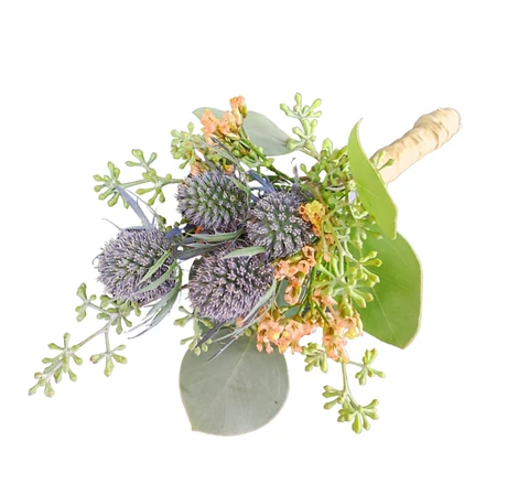 Boutonniere de eringios, eucaliptus y limonium